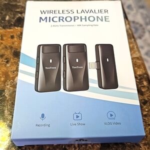 NEW/Boxed Wireless Lavalier Microphone 2 pack